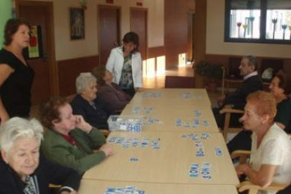 Usuarios del centro realizan actividades de estímulo en presencia de sus cuidadoras.