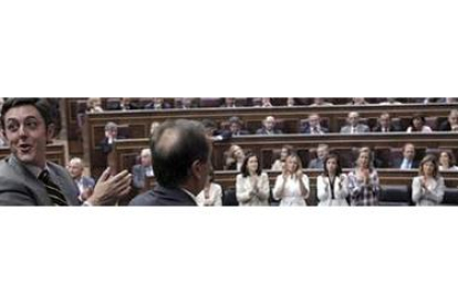 Eduardo Madina, José Antonio Alonso y las ministras aplauden la intervención del presidente.