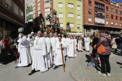 Imágenes de la procesión con la Entrada Triunfal en Jerusalén del Domingo de Ramos en Ponferrada. L. DE LA MATA