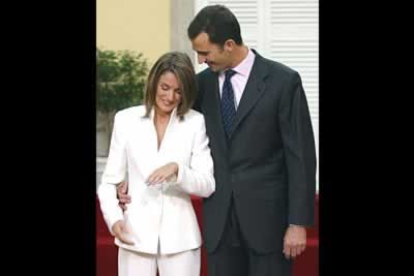 Siguiendo la tradición, Felipe le regaló a su novia un anillo, que Letizia mostró con algunos nervios a los medios.