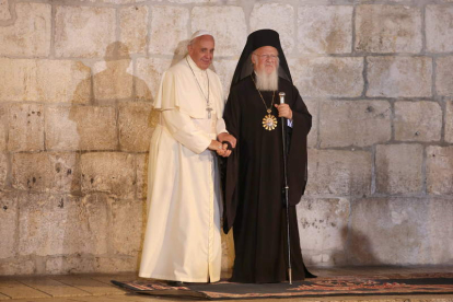 El papa Francisco estrecha la mano de Bartolomeo I en su encuentro de ayer.