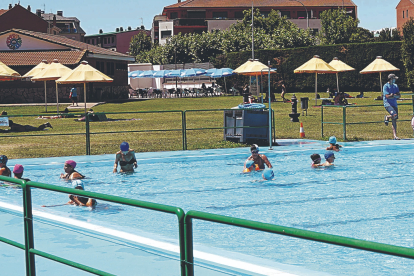 Las piscinas municipales de Villaquilambre ofrecen casi dos hectáreas de manto verde. RAMIRO