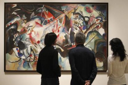 Unos visitantes contemplan la obra ‘Composición VI’, de Vassily Kandinsky.