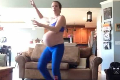 En su semana 40 de gestación, un mujer imita la coreografía de 'Thriller' para ponerse de parto cuanto antes.
