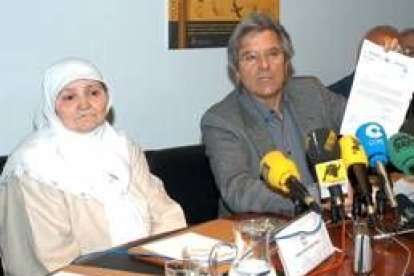 El abogado Javier Nart, junto a la madre del preso, en la rueda de prensa