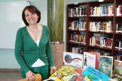 La concejala Carmen Pastor en la Biblioteca junto al premio.