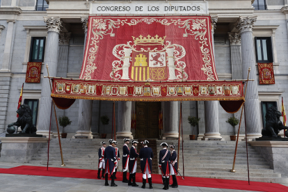 Varios guardias reales conversan a las puertas del Congreso de los Diputados. EFE/ SERGIO PÉREZ