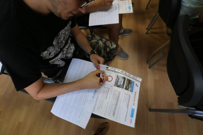 Un alumno realiza la prueba teórica de un examen de conducción. ANA F. BARREDO