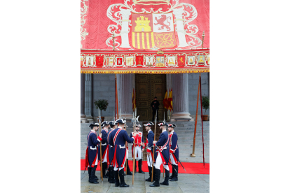 Miembros de la Guardia Real a las puertas del Congreso de los Diputados. EFE/ MARISCAL