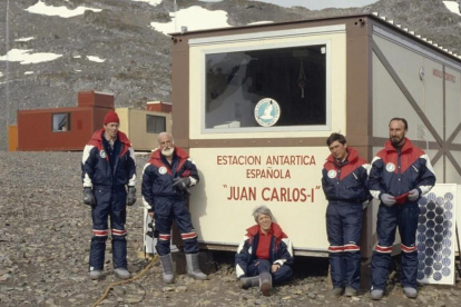 Primer campamento español en la Antártida, en la isla Livingston, germen de la futura base Juan Carlos I. Antoni Ballester es el segundo por la izquierda.