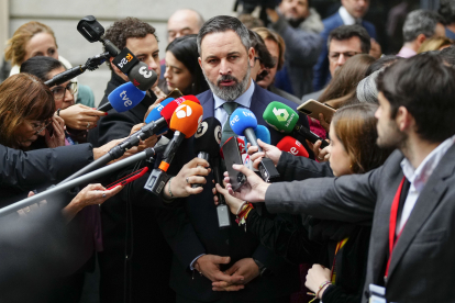 El líder de Vox, Santiago Abascal, atiende a los medios. EFE/BORJA SÁNCHEZ-TRILLO