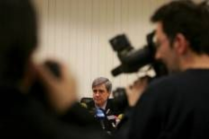 Juan José Badiola rodeado de medios, durante su rueda de prensa en el Hospital de León