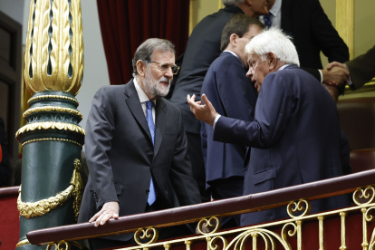 Los ex presidentes del Gobierno Mariano Rajoy (i) y Felipe González (d). EFE/ CHEMA MOYA