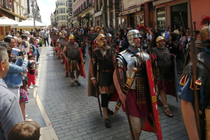 Desfile de romanos por la calle Ancha. PACHO