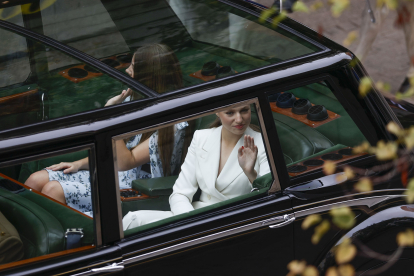 La princesa Leonor y la infanta Sofía a bordo del Rolls Royce Phamton IV escoltadas por la Guardia Real Motorizada saludan a los ciudadanos a su paso por la calle Mayor. EFE/ RODRIGO JIMÉNEZ
