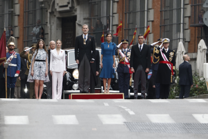 os reyes de España, Felipe VI (c-i) y Letizia (c-d), la princesa Leonor (2i) y la infanta Sofía (i), acompañados por el presidente del Gobierno, Pedro Sánchez (d), escuchan el himno nacional a su llegada al Congreso de los Diputados para asistir a la ceremonia de jura de la Constitución de Leonor de Borbón en el día de su 18 cumpleaños. EFE/ SERGIO PÉREZ