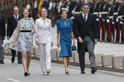 La reina de España, Letizia (2d), la princesa Leonor( 2i) y la infanta Sofía (i), acompañadas por el presidente del Gobierno, Pedro Sánchez (d). EFE/ SERGIO PÉREZ
