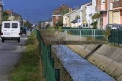 El Canal Bajo del Bierzo a su paso por el casco urbano del barrio ponferradino de Cuatrovientos