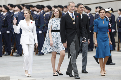 Los reyes de España, Felipe VI (c) y Letizia (d), la princesa Leonor (i) y la infanta Sofía (2i), acompañados por el presidente del Gobierno, Pedro Sánchez (2d). EFE/ SERGIO PÉREZ