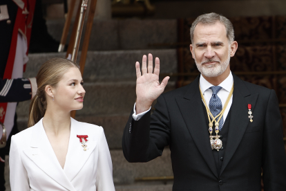 El rey Felipe y la princesa Leonor saludan a su llegada al Congreso de los Diputados. EFE/ SERGIO PÉREZ