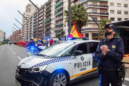 Los vecinos de Gran Vía de Logroño han sido los escogidos este domingo para recoger el agradecimiento de la Policía Local. RAQUEL MANZANARES