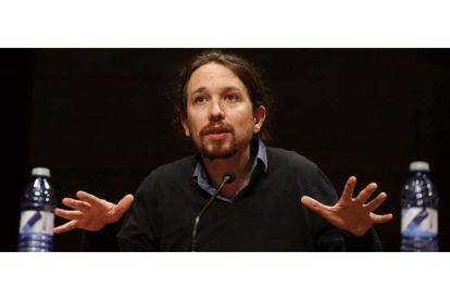 Iglesias, ayer, durante la presentación del libro ‘En defensa del populismo’ de Carlos Fernández Liria. JAVIER LIZÓN