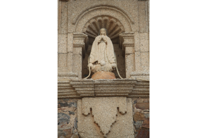 Hornacina con la imagen de la Virgen Inmaculada, en la fachada de la Escuela Ropero, hoy Centro Cívico de Campo. L. DE LA MATA
