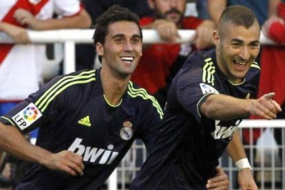 Karim Benzema, derecha, celebra con su compañero Álvaro Arbeloa el gol que abrió la cuenta para el Madrid frente al Rayo.