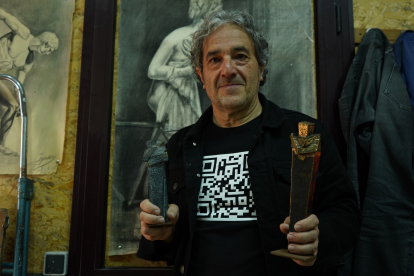 El escultor muestra sus obras ‘Abrazo’ y ‘Autoabrazo’. JOSÉ MARÍA ESPÍ DUEÑAS