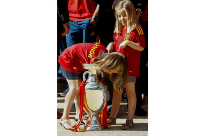 La princesa Leonor, junto a su hermana, la infanta Sofía (d), vestidas con camisetas de la selección española de fútbol con sus respectivos nombres, el 2 de julio de 2012, durante la celebración del combinado español tras ganar la Eurocopa en Kiev (Ucrania). EFE/BALLESTEROS