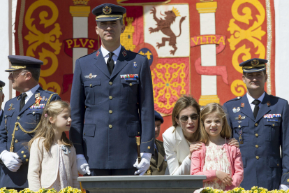 La princesa Leonor, junto a los Reyes y su hermana, la infanta Sofía (d), el 2 de mayo de 2014, en su primer acto oficial en la base aérea de San Javier (Murcia). EFE/MARCIAL GUILLÉN
