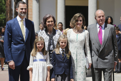 La princesa Leonor, junto a su hermana, la infanta Sofía (2i), sus padres, los Reyes, y sus abuelos, los reyes eméritos Juan Carlos y Sofía, el 20 de mayo de 2015, en la celebración de su primera comunión en la parroquia de la Asunción de Nuestra Señora de Madrid. EFE/BALLESTEROS