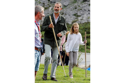 La princesa Leonor, acompañada por su padre, el rey Felipe, visita el Principado de Asturias por vez primera de forma oficial, el 8 de septiembre de 2018, para asistir a las conmemoraciones de la fundación del reino asturiano y los centenarios de la coronación de la Virgen de Covadonga y el primer parque nacional de España. EFE/JOSÉ LUIS CEREIJIDO