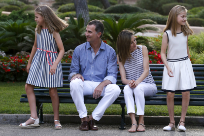 La princesa Leonor, junto a su hermana, la infanta Sofía (i), y sus padres, los reyes Felipe y Letizia, el 4 de agosto de 2016, en un posado en los jardines del palacio de Marivent en Mallorca, durante las vacaciones de verano. EFE/BALLESTEROS