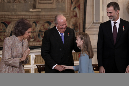 La princesa Leonor, el 30 de enero de 2018, el día en que Felipe VI cumplió 50 años y le impuso el Toisón de Oro que le concedió cuando cumplió diez, con los reyes eméritos Juan Carlos y Sofía de testigos. EFE/BALLESTEROS