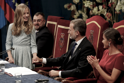 La princesa Leonor, junto sus padres, los Reyes, el 18 de octubre de 2019, en la ceremonia de entrega de los Premios Princesa de Asturias, en el Teatro Campoamor, el escenario escogido para pronunciar su primer discurso. EFE/BALLESTEROS