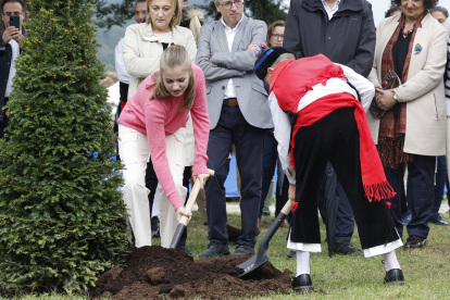 La princesa Leonor planta un tejo durante la visita de la Familia Real, el 29 de octubre de 2022, a la parroquia de Cadavedo, en el municipio de Valdés, tras ganar el premio al pueblo ejemplar de Asturias. EFE/BALLESTEROS