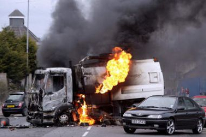 Imagen de archivo de una furgoneta incendiada en marzo en Belfast que la Policía atribuyó al IRA