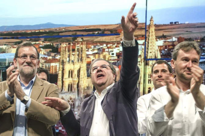 Mariano Rajoy, Juan Vicente Herrera y Javier Lacalle, ayer al final del mitin en Burgos, el único del presidente en la Comunidad.