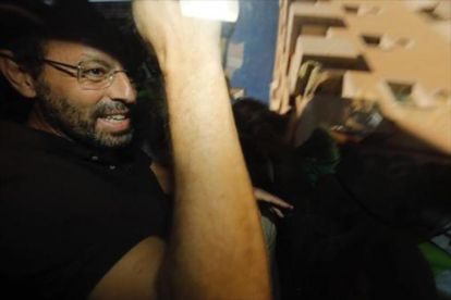 Sandro Rosell, en un coche policial, tras su detención en Barcelona.