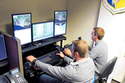 Alumnos de las universidades de Dakota y Kansas estudiando drones.
