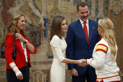 La Reina Letizia, el Rey Felipe VI y la infanta Elena, saludan, en 2016, a Lidia Valentín. CHEMA MOYA