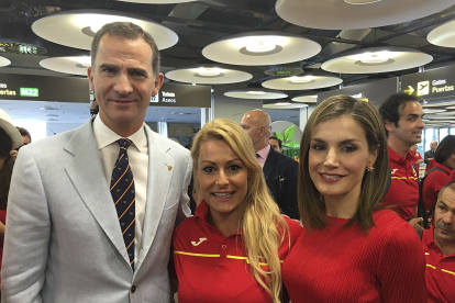 Lidia Valentín junto a los Reyes Felipe y Letizia en el aeropuerto de Barajas antes de partir con el equipo olímpico español rumbo a Río de Janeiro para participar en los Juegos Olímpicos 2016. EFE