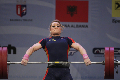 Compitiendo en la disciplina de arranque de la categoría femenina de 75 kg en el Campeonato Europeo de Halterofilia en Tirana, Albania, el 13 de abril de 2013. Valentín ganó la medalla de plata. EFE/APA/ARMANDO BABANI