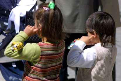 Dos niños se protegen del ruido en una estampa del centro de la capital. JESÚS F. SALVADORES