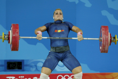 La española Lidia Valentín levantando unas pesas durante la modalidad femenina de más de 75 kilos que se disputó en China en 2008. RUNGROJ YONGRIT