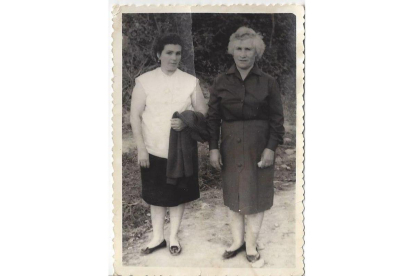Gumersinda Silván, que trabajó toda su vida en un lavadero, con su amiga la tía Juana, de negro. DL