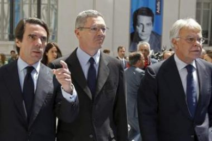 Aznar, Gallardón y González, a su llegada al acto.