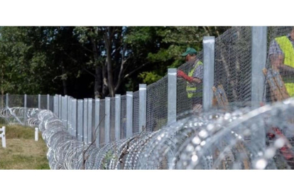 Trabajos en un sector de la valla levantada por Hungría en su frontera con Serbia, el 31 de mayo pasado.