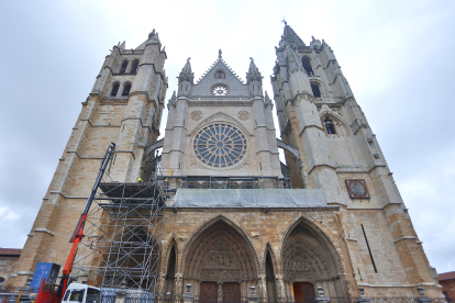 Retirada del andamiaje de la fachada principal de la Catedral de León
